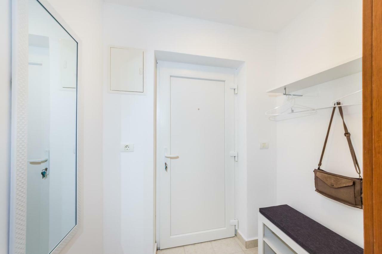 Apartament Lara *